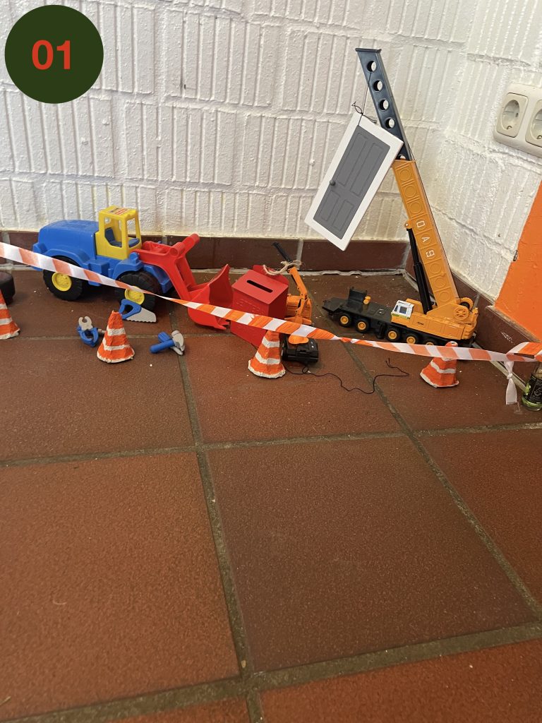 Tag 1:Heute früh hat uns im Freizeitbereich eine überraschende Mini-Baustelle erwartet – mitten im Raum, chaotisch und geheimnisvoll! 🧱✨ Zwischen winzigen Werkzeugen und kleinen Spuren sieht es so aus, als wäre hier ein neues Projekt gestartet worden. Aber was ist wohl geplant? Wir bleiben neugierig – und ihr hoffentlich auch! Eure SozPäds 🧡🧰✨