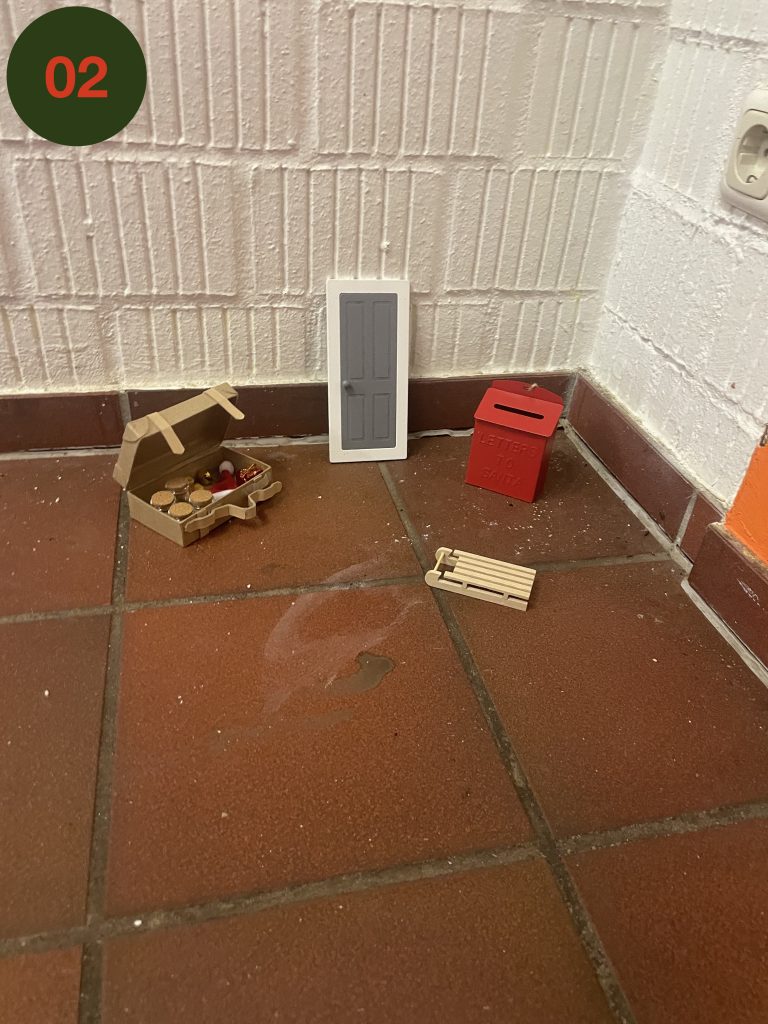 Tag 2: ✨Zumindest wurde das gestrige Chaos so gut es ging beseitigt, jedoch hat jemand ein paar Spielzeuge vergessen. Eine Tür 🚪 , ein Koffer 🧳 mit Kleinkram, ein Schlitten 🛷 und ein Briefkasten 📬. Mal abwarten, ob das bis morgen noch abgeholt wird.