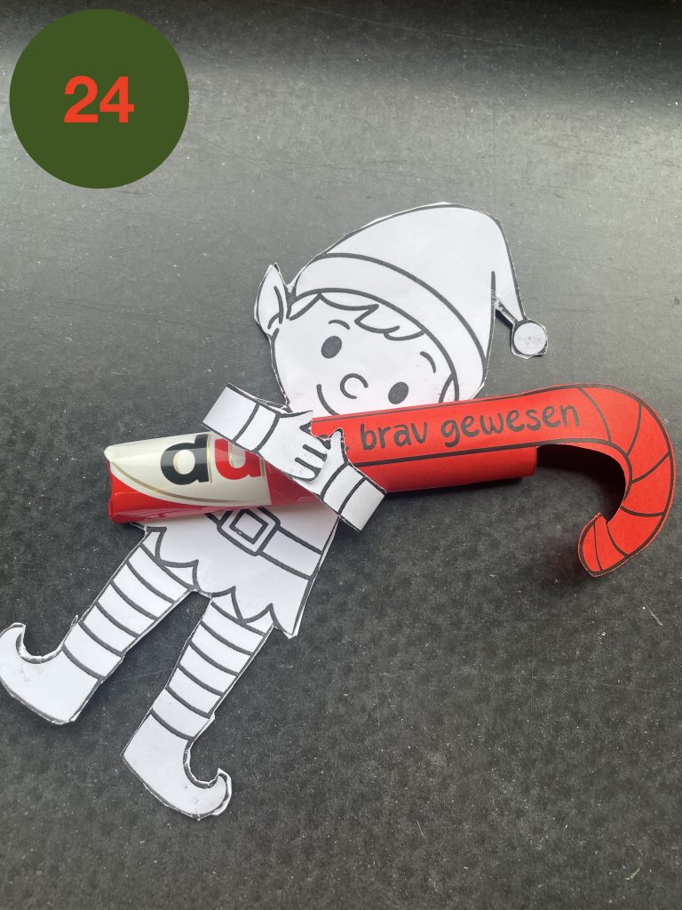 Tag 24: Liebe Anne-Frankler,  es ist nun an der Zeit, mich von euch zu verabschieden. Die Zeit, die ich mit euch verbringen durfte, war voller Freude und wundervoller Erinnerungen. Ich habe euer Lächeln gesehen und die liebevollen Momente genossen, die ich für euch zaubern durfte. Die kalte Jahreszeit bringt mich zurück in mein Wichtelheim, wo es viel zu tun gibt. Die Vorbereitungen für das Weihnachtsfest stehen an und Sternenstaub für leuchtende Sylvester-Raketen muss auch noch gesammelt werden. Bitte vergesst nicht, an die Magie zu glauben, die in jedem von uns steckt.  Danke für all die schönen Erlebnisse! Ihr habt eine tolle Schule mit vielen wunderbaren Schülerinnen und Schülern, großartigen Lehrern, hilfsbereiten Hausmeistern, tollen Sozialpädagogen, wundervollen Sekretärinnen, fleißigen Reinigungsdamen, zauberhaften Mensadamen und einer Schulleiterin, die nicht nur Empathie, Energie, Toleranz und Präsenz zeigt. Eine wahre Wichtel-Freundin!  Danke dass ich ein Anne-Frank Wichtelpraktikant sein durfte.   Pass gut auf euch auf und halte die Freude im Herzen.  Mit vielen zauberhaften Grüßen  Tom Tomte (Anne-Frank-Wichtel)